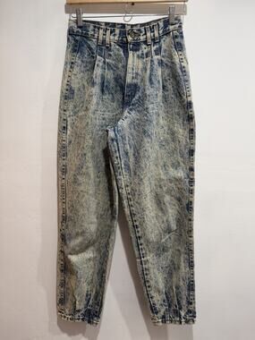 Chic Womens Jeans Acid Wash Pleated Front High Waisted No Pockets Size 26” Waist